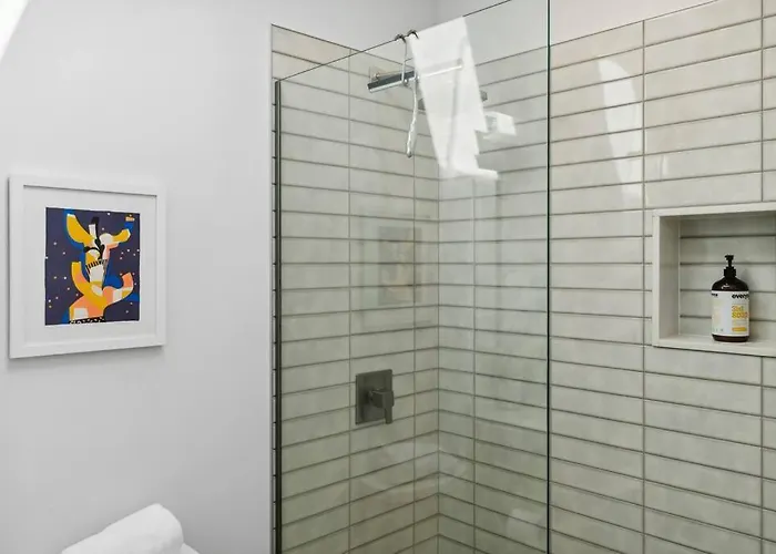Modern 2-bedroom - 80 Walkscore!