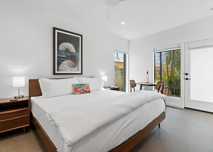 Modern 2-bedroom - 80 Walkscore! *